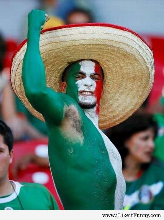 Aficionado mexicano animando desde las gradas con sombrero y los colores de México.